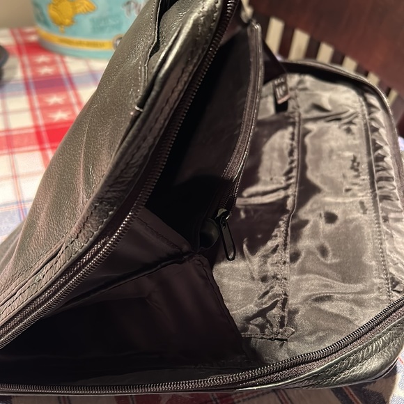 Black leather 15 inch by 13 inch leather briefcase Excellent condition perfect - Picture 5 of 6